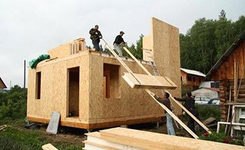 Построить дом из СИП-панелей своими руками или обратиться в строительную компанию?